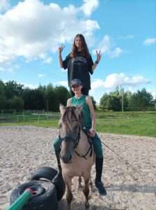 zirgu izjādes berniem Rīgā