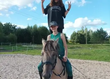 zirgu izjādes berniem Rīgā